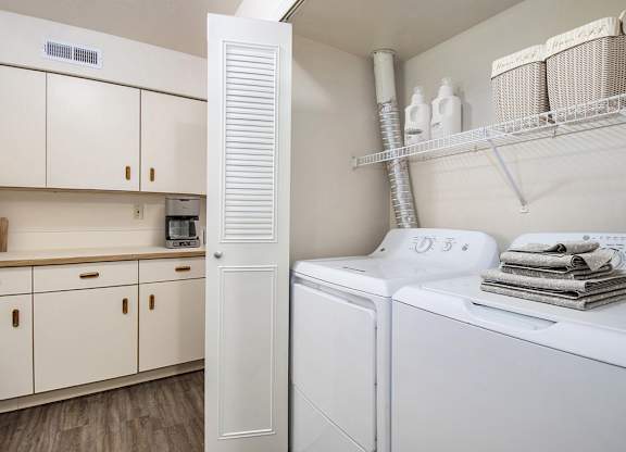 A kitchen with a full-size washer and dryer at West Hampton Park Apartments in Elkhorn, NE 68022