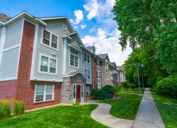 Green Space Walking Trails at West Hampton Park Apartment Homes, Elkhorn