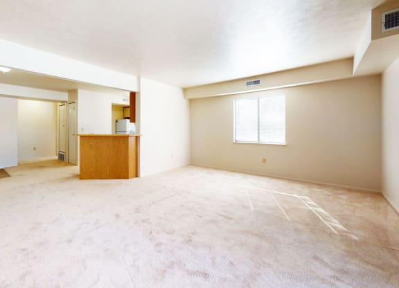 end living room with extra windows at Windmill Lakes Apartments, Holland, 49424
