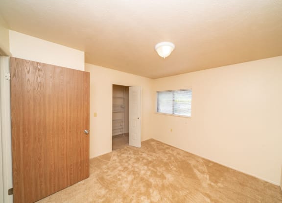 Spacious Bedroom with Windows and Large Closet at Windmill Lakes Apartments, Holland, 49424