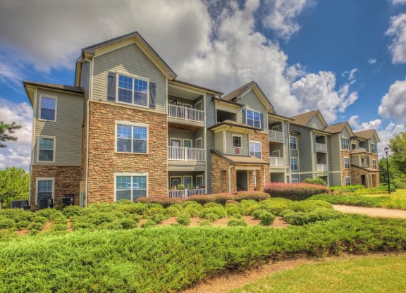 Luxury Apartments in Newnan| Stillwood Farms Apartments | Beautiful Landscaping