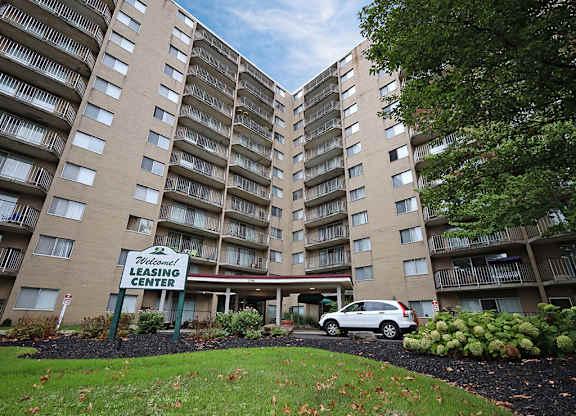 Building Exterior - Willoughby Hills Towers in Willoughby Hills OH