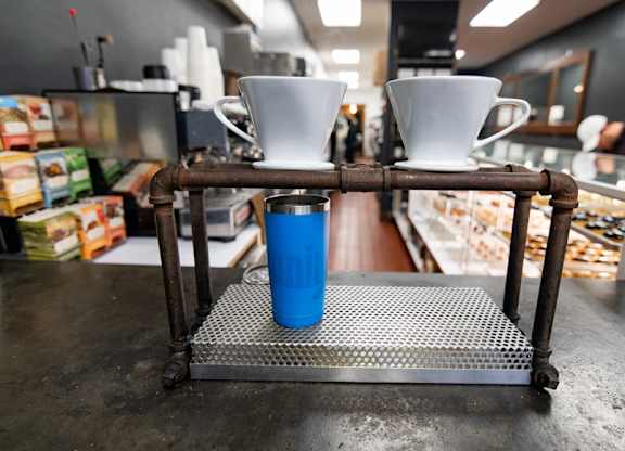 Tray with a blue cup and a top tray with two white cups, for pour over coffee