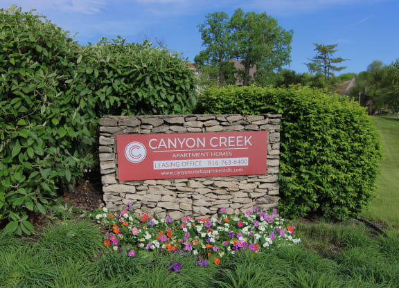 the sign for canyon creek park at the entrance of the park