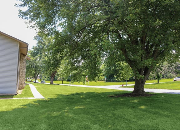 walking trails and green space at Gatehouse Apartments, Missouri, 64134