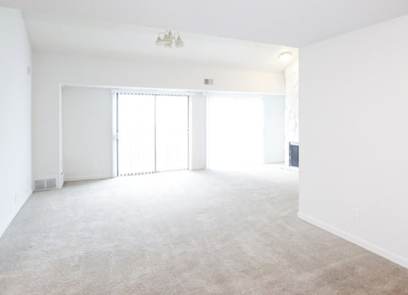 Large Living Room at Canyon Creek Apartments, Missouri, 64132