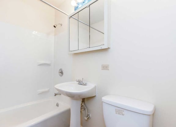 1x1G Bathroom at Waldo Heights, Kansas City, Missouri