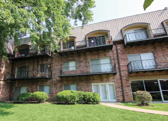 Courtyard and Building at Waldo Heights, Kansas City