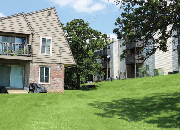 Courtyard at Canyon Creek Apartments, Kansas City, Missouri