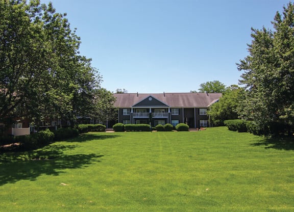 Large, Open Courtyard at Coach House Apartments, Missouri
