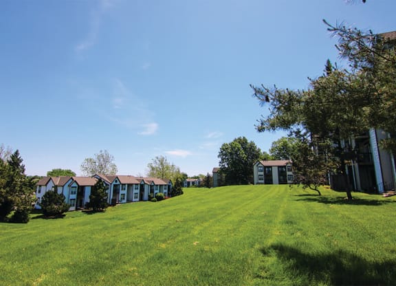 Large Courtyards and Open Outdoors at Coach House Apartments, Kansas City