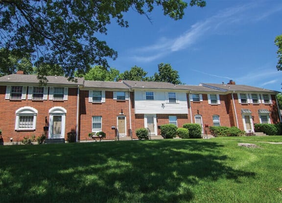 Live next to public transit at Coach House Apartments, Kansas City, Missouri