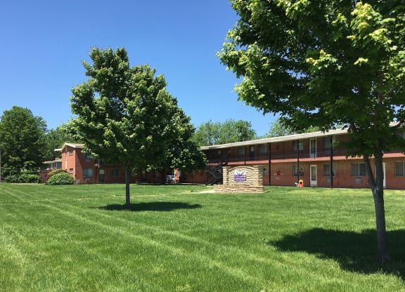 Rolling Ridge Main Lawn