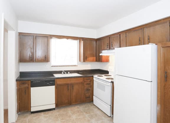 Tile floor kitchen at Canyon Creek Apartments, Kansas City, 64132
