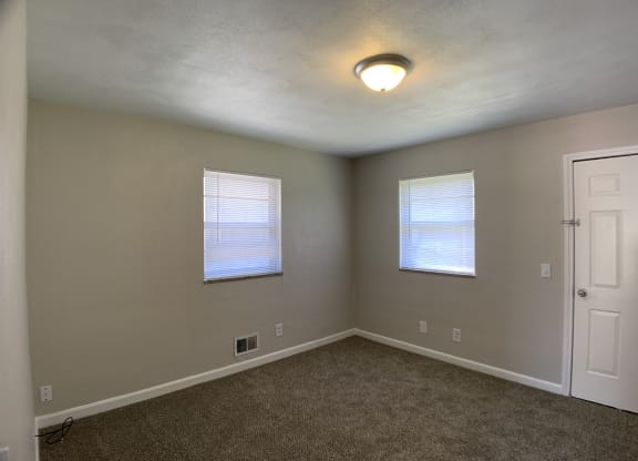 Room with 2 windows