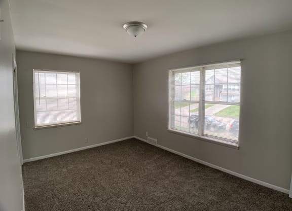 Spacious bed room with 2 windows