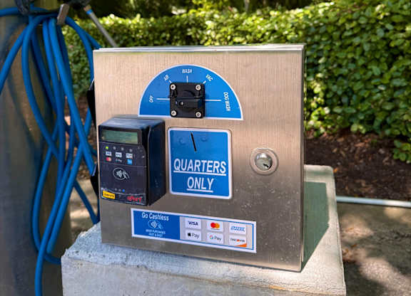 A parking meter with a sign that says "Quarters Only" on it.
