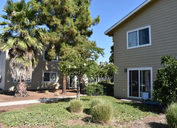Mutual Housing on the Greenway unit exterior, lawn, and trees