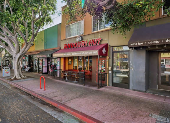 A street view of a restaurant named Mandoori Hut.