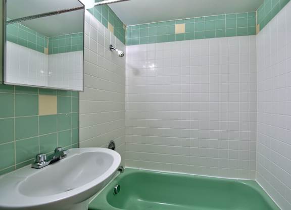 The Hudson Apartments Vancouver, WA one-bedroom bathroom