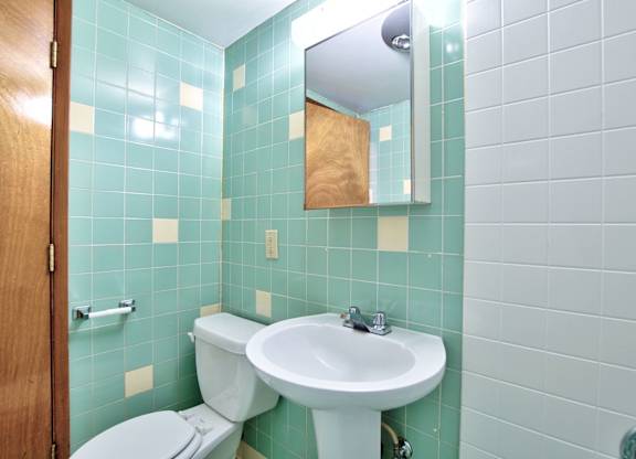 The Hudson Apartments Vancouver, WA bathroom