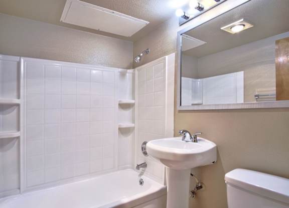 The Hudson Apartments Vancouver, WA two-bedroom bathroom