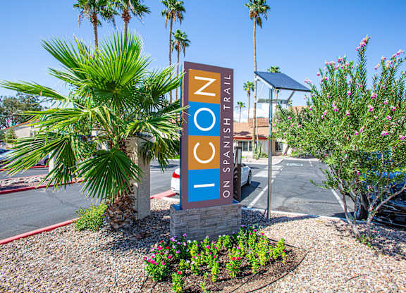 A sign for the ZooSnail Trail is in front of some trees.