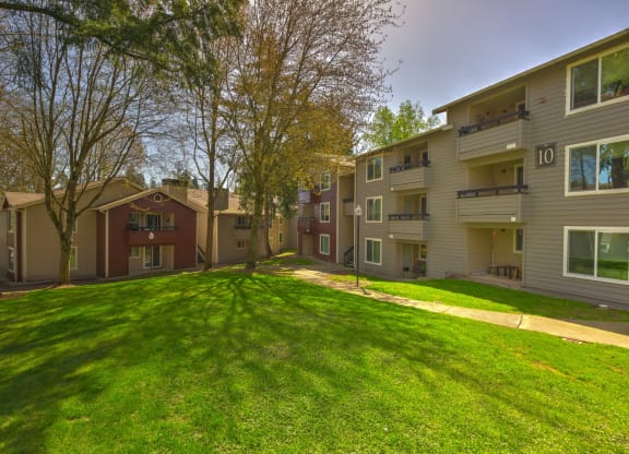 the view of a yard at Fulton's Crossing and Landing Apartments