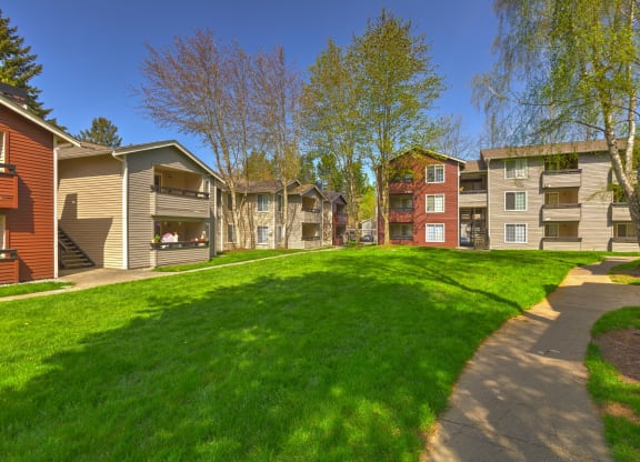 Fulton's Crossing and Landing Apartments exterior buildings and yard