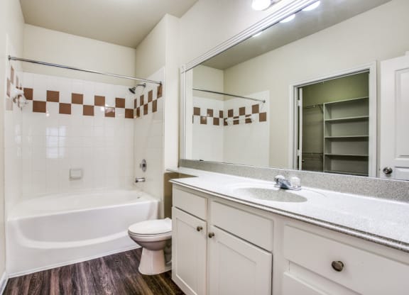Hudson Miramont Apartments Bathroom