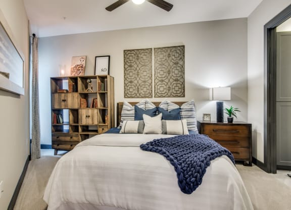 the retreat at thousand oaks apartment bedroom with ceiling fan and bookshelf