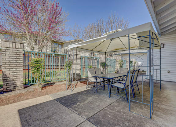 Brentwood Estates Springfield, OR community room patio