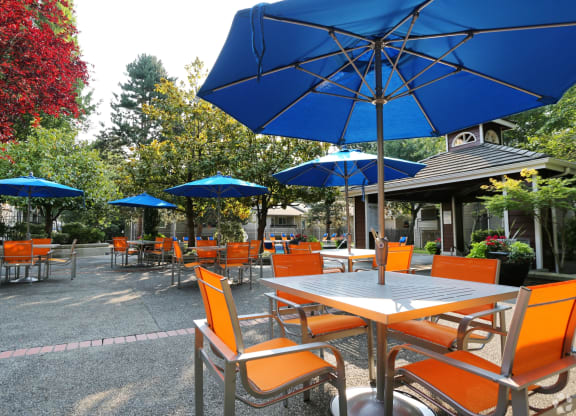 Fulton's Crossing and Landing Apartments patio with tables and chairs