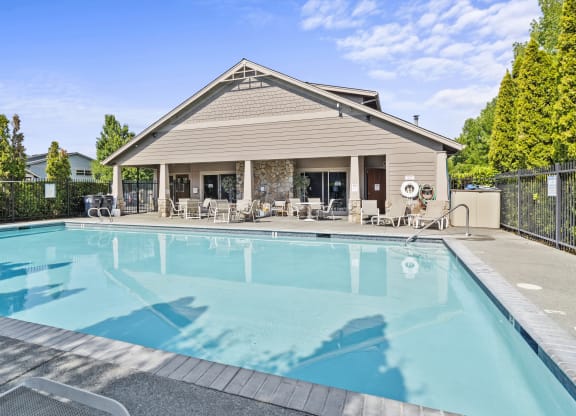 Ridgewood Apartments in Medford, OR pool