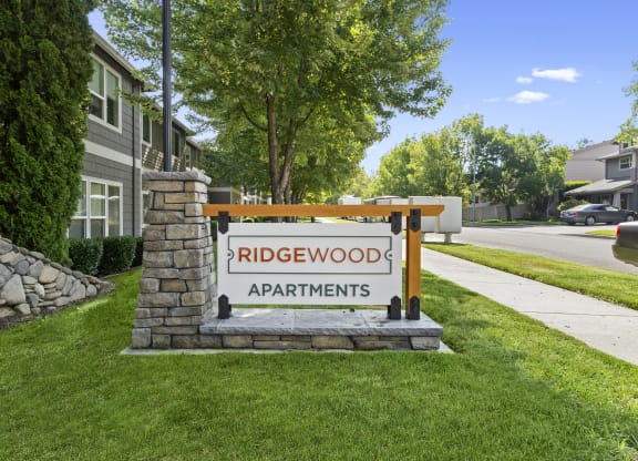 a sign that says ridgewood apartments