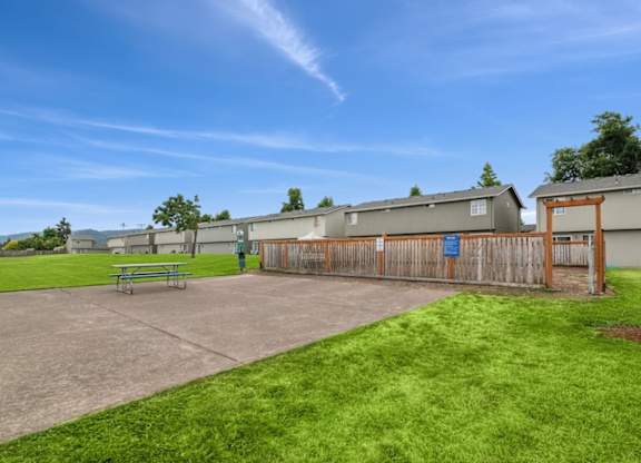 Evergreen Townhouses in Springfield, Oregon Dog Park