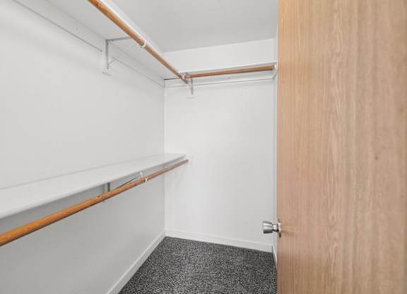 Evergreen Townhouses in Springfield, Oregon Walk-In Closet