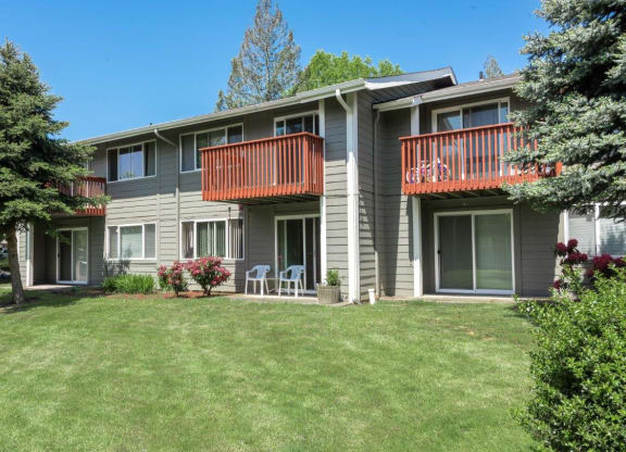 Fox Pointe Apartments Exterior Building with Lawn and Patio