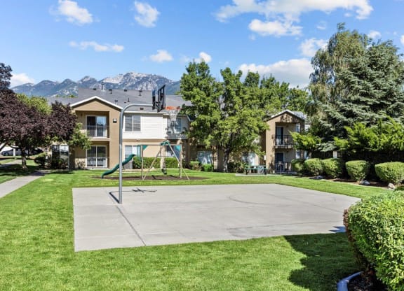 Heritage at Draper Apartments in Draper, Utah Basketball Court