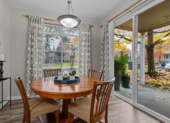 Keeler's Corner Apartments in Lynnwood, Washington Model Dining Room