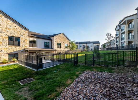 the preserve at ballantyne commons apartments courtyard and yards with grass