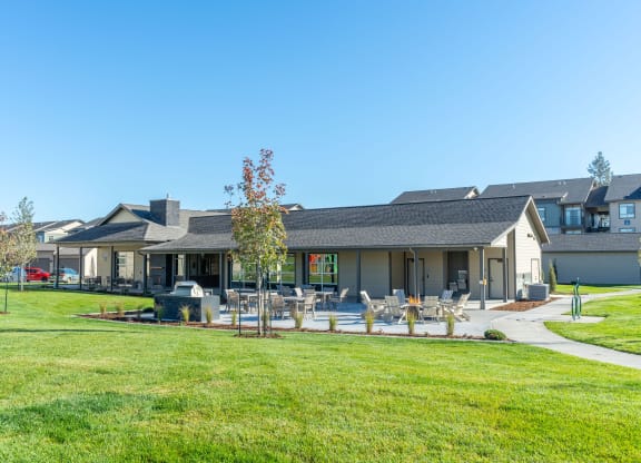 Stillwater Crossing  Apartments Exterior Patio and large grass