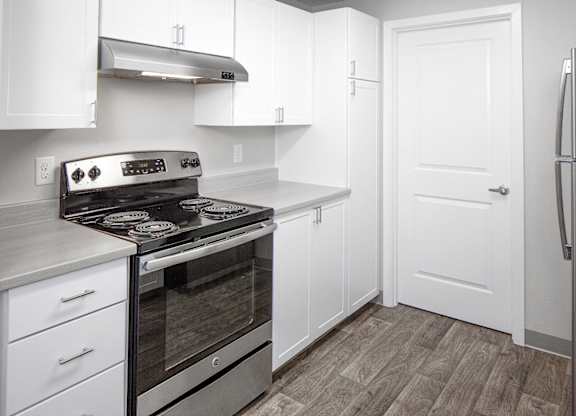 Stonesthrow Apartments_Tualatin, OR_White Kitchen