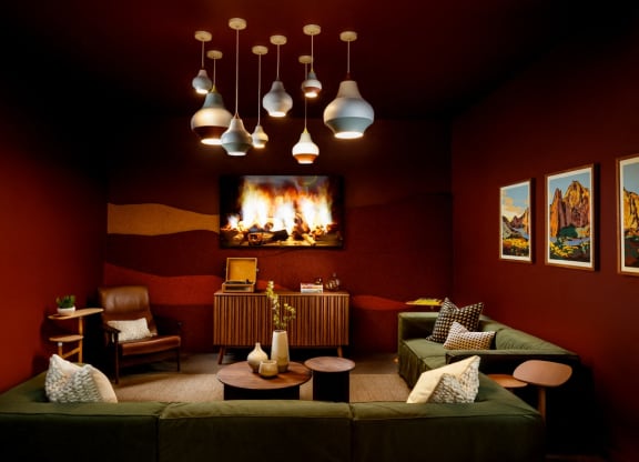 Strata_Bend_OR_Amenities_tvlounge