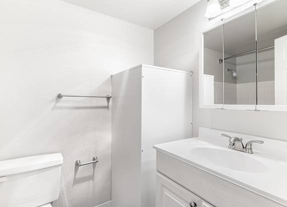 Luxe at Meridian Apartments Bathroom
