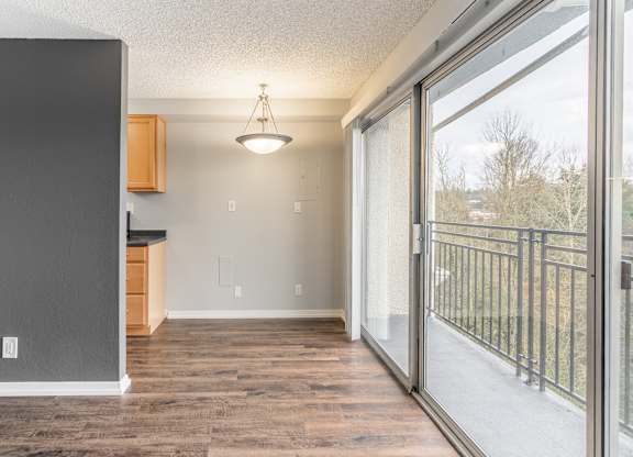 Luxe at Meridian Apartments Studio Dining