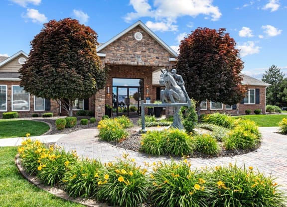 Clubhouse Exterior and Statue at The Crossings at Chapel Hill, Pasco, Washington