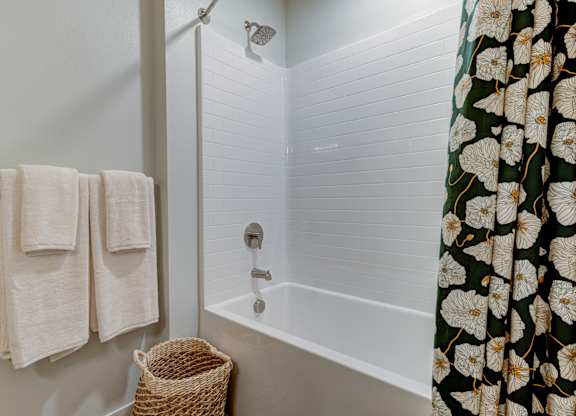 RedPoint_Redmond_OR_Interior_BathShower