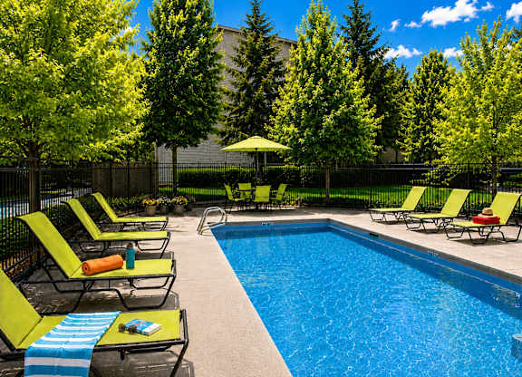 Outdoor Swimming Pool at Vista Ridge Apartments, Issaquah, WA 98027