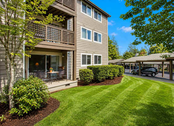 Spacious Lawn Area at Vista Ridge Apartments, Issaquah, 98027